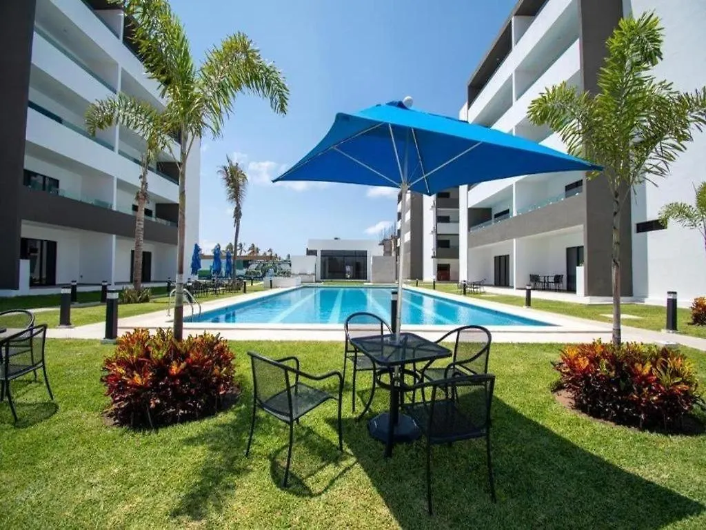 Marina Cerritos: Rooftop Pools Near Beach Масатлан